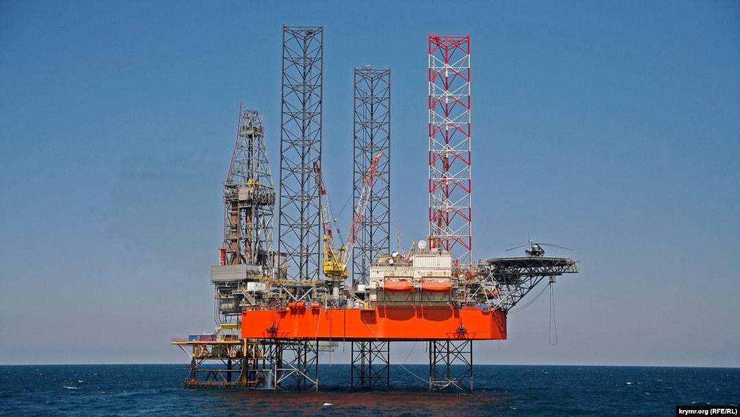 Після бою біля Криму в морі горить газова платформа