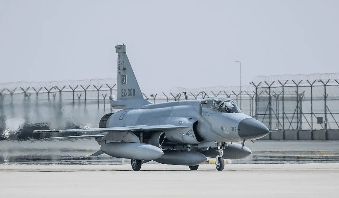 Азербайджан замовив 40 винищувачі JF-17 у Пакистану
