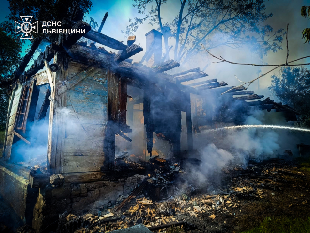 У пожежі на Львівщині згорів дерев’яний будинок, ще дві будівлі врятували