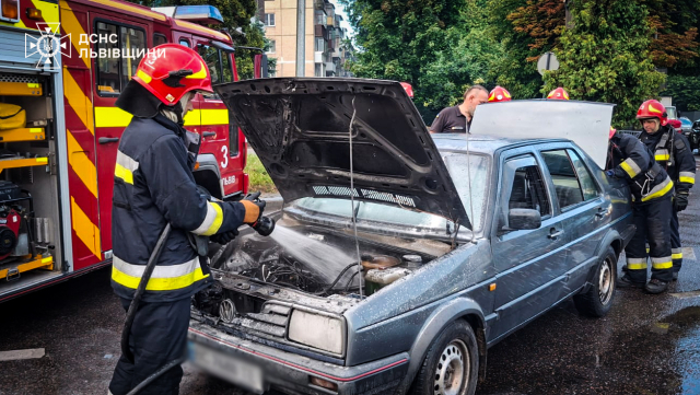 У Львові під час руху спалахнуло авто