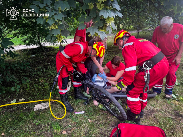 У Дрогобичі рятувальники визволили дитину, якій кермо велосипеда пробило ногу