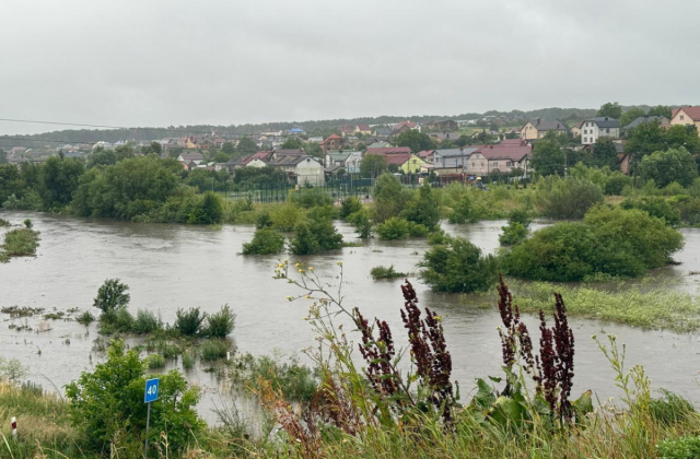 Львів бореться зі стихією: річка Зубра вийшла з берегів, підтоплено вулиці