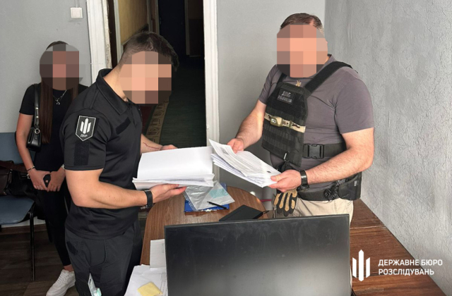У Харкові правоохоронець за гроші водив ухилянта по кабінетах ТЦК, щоб зняти з розшуку