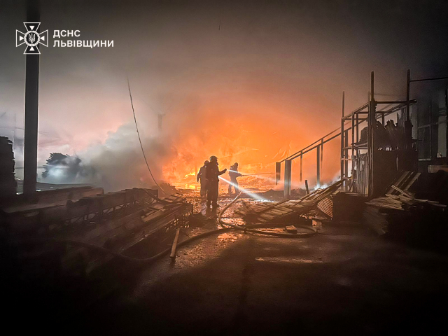 На Львівщині сталася масштабна пожежа на деревообробному підприємстві