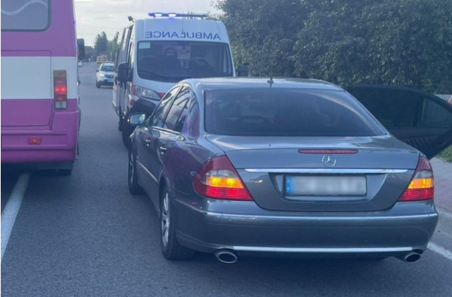 У Пустомитах водійка Mercedes збила жінку