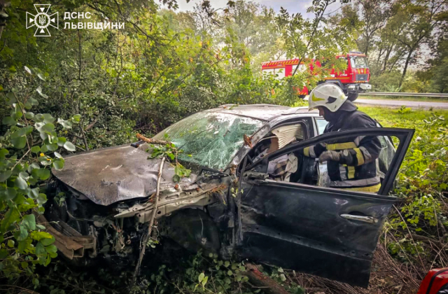 На Львівщині пожежники, повертаючись з виклику, врятували жінку з понівеченої автівки