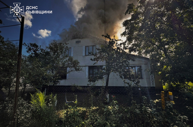 У Шептицькому районі горів дах двоповерхового будинку