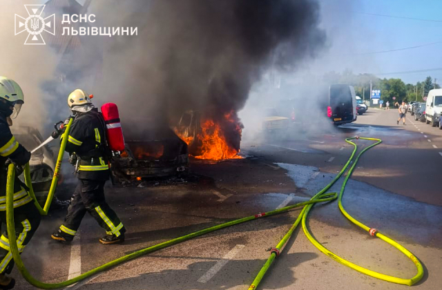 Масштабна пожежа на Львівщині: поблизу кордону з Польщею згоріло 7 автівок